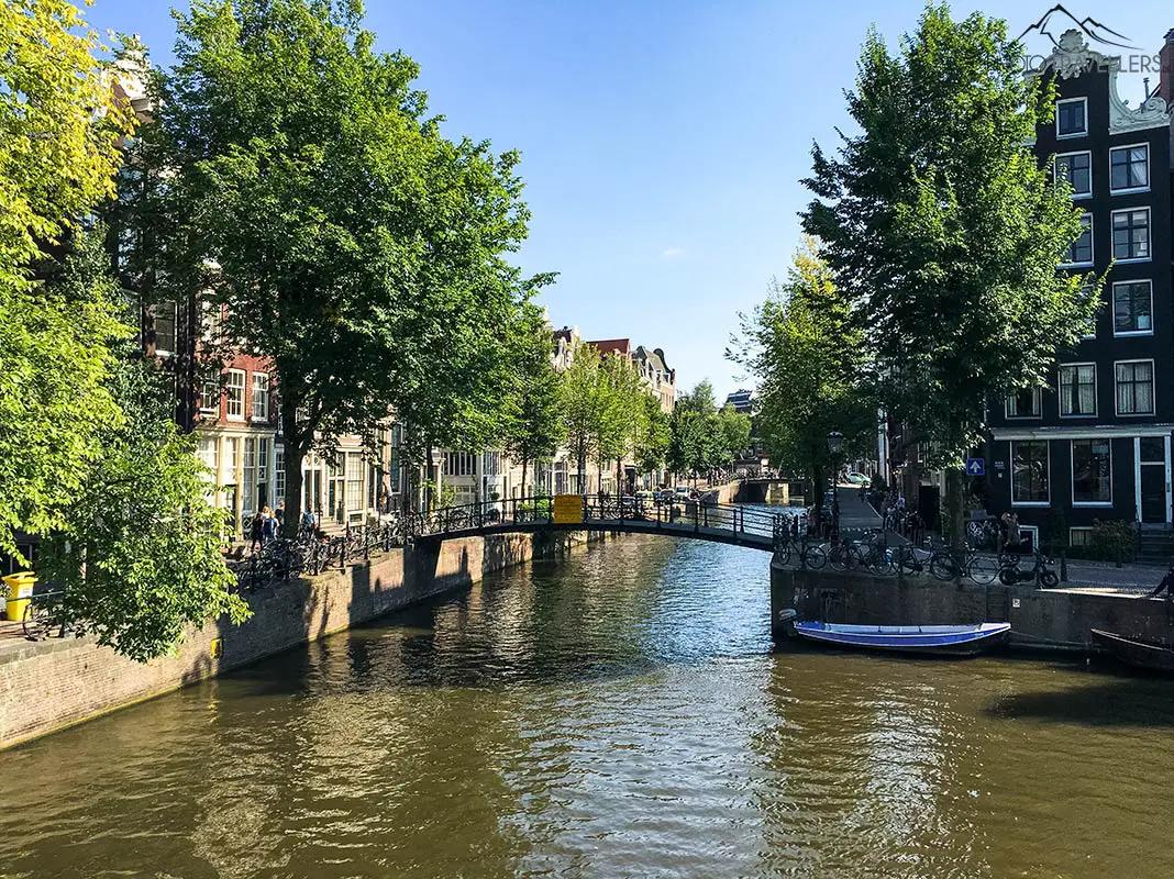 Eine Gracht mit einer Brücke