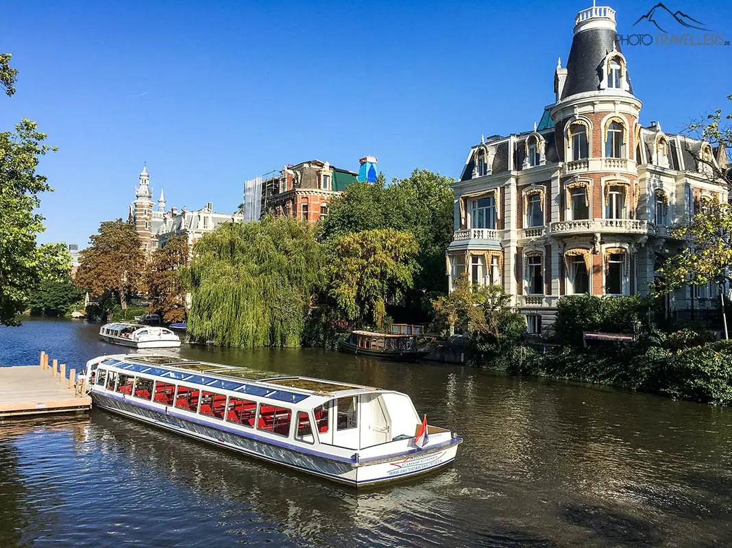 Ein Ausflugsboot auf einem Kanal in Amsterdam