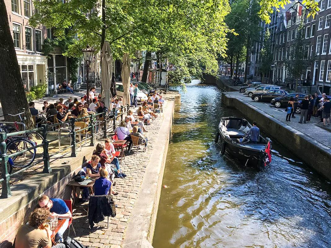 Ein kleines Boot auf einer Gracht